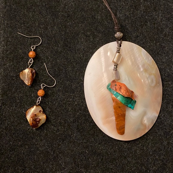 Mother of Pearl natural sea shell necklace and matching earrings set - Picture 4 of 13